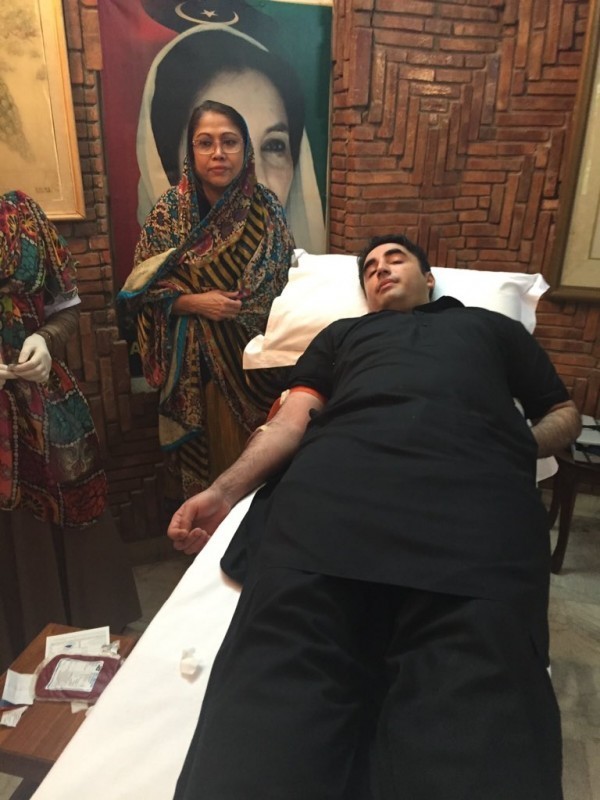 شہید والدہ کے برسی کے موقع پر بلاول بھٹو خون کا عطیہ دیتے ہوئے 