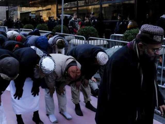 امریکا میں ڈونلڈ ٹرمپ کے دفتر کے سامنے احتجاج ، باجماعت نماز کی ادائیگی