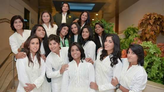 pakistan-women-cricket-team-players-in-their-new-designer-outfits65836809_20151013131253