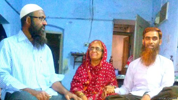 160601214007_nisar-ud-din_right__with_his_mother_zaibunnisa_begum_and_brother_zahir-ud-din_624x351_imranqureshi