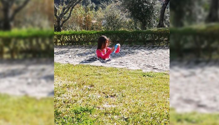 سڑک میں دھنسی بچی کی تصویر نے انٹرنیٹ صارفین کو مشکل میں ڈال دیا